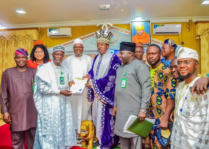 Federal College Of Education, Iwo: Oluwo Presents C of O to the Management
