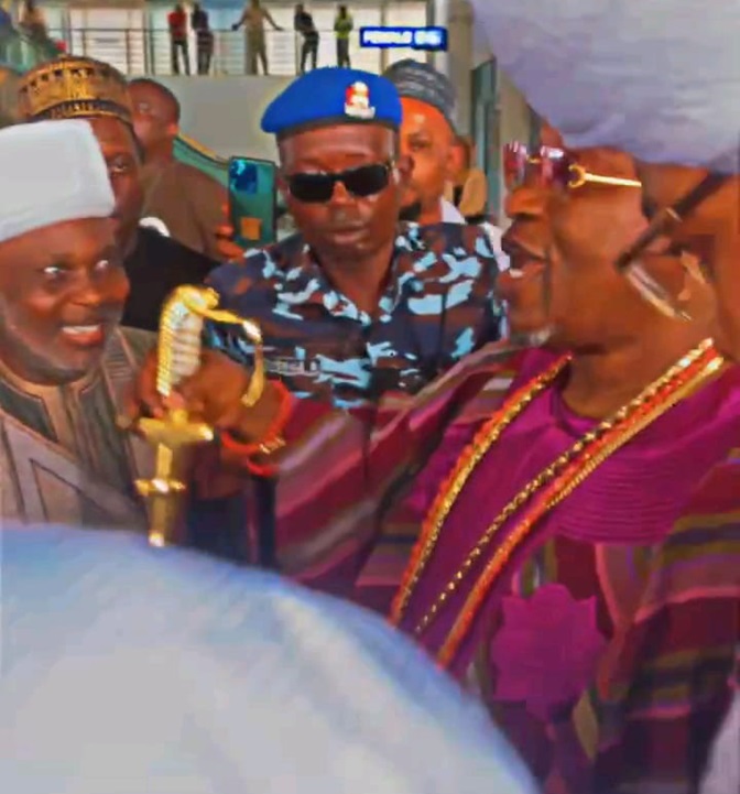 Oluwo and Queen Arrive in Nigeria after Pilgrimage to Mecca