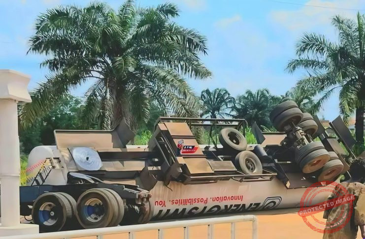Fuel Spillage: Panic as Petrol Tanker Falls Beside Energy Switch Filling Station Near L.A. Commercial Grammar School, Iwo