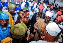 Oluwo Honours the Grand Chief Imam of Ọffa at Daughter’s Wedding Ceremony Oluwo Honours the Grand Chief Imam of Ọffa at Daughter's Wedding Ceremony